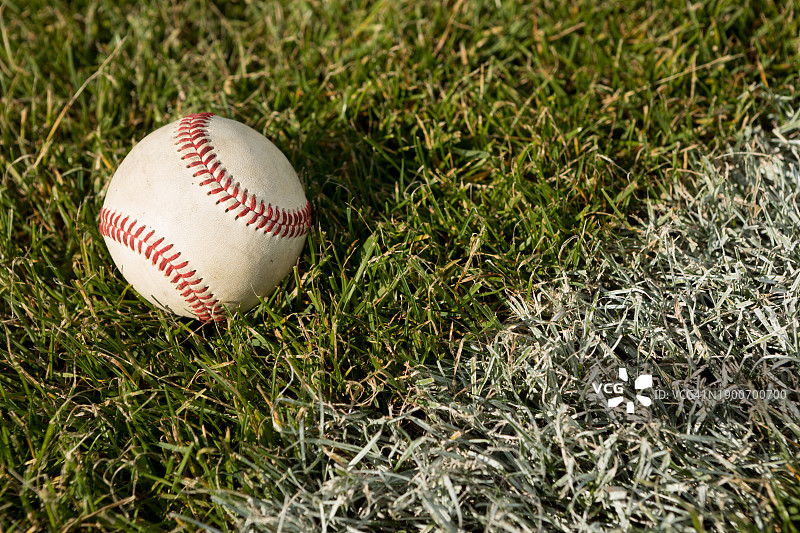 边线附近的棒球图片素材