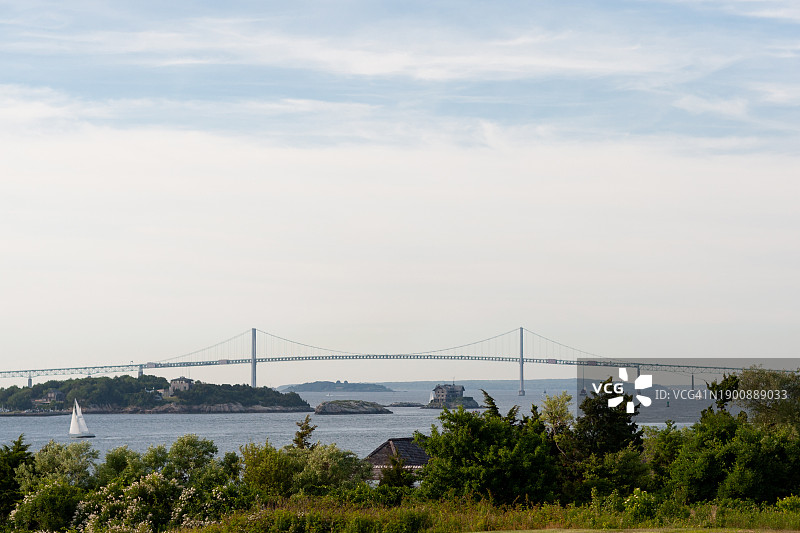 海湾上的弧形悬索桥图片素材