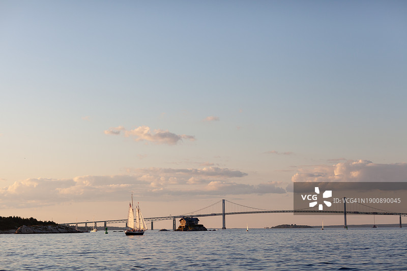 克莱本·佩尔纽波特大桥上的帆船和云彩图片素材