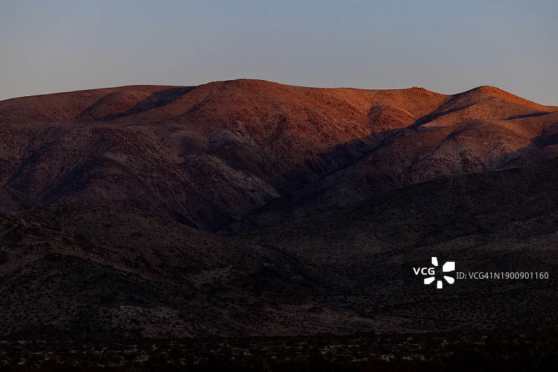 阳光照亮沙漠山顶图片素材