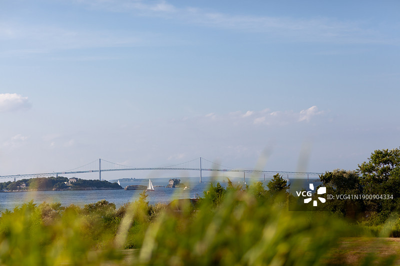 纳拉干西特湾吊桥与帆船图片素材