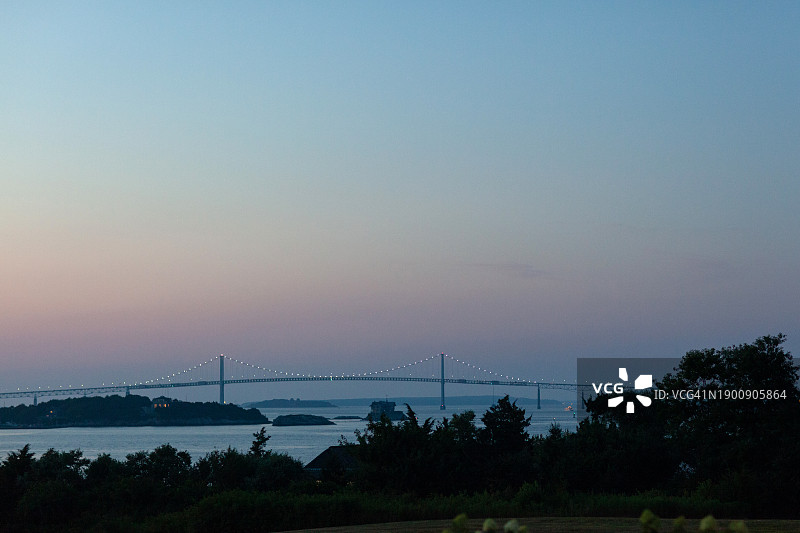 日落时分悬索桥上的电灯图片素材