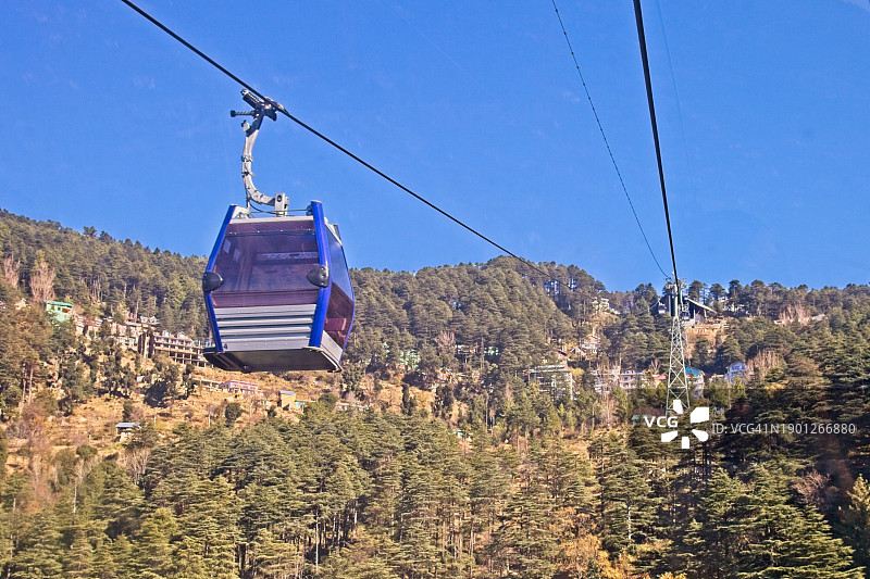 在印度查谟的帕特尼托普乘坐贡多拉或缆车图片素材