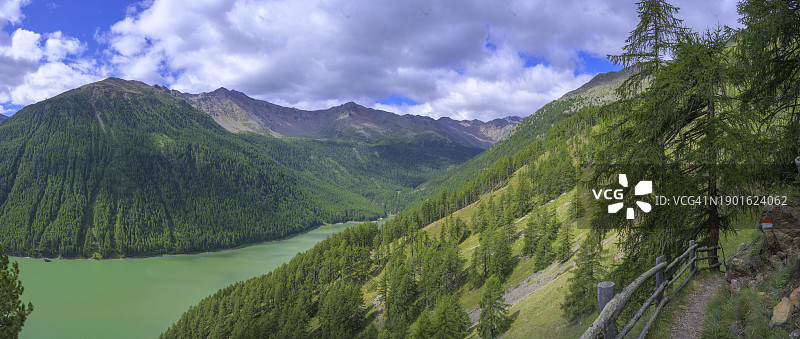 意大利南蒂罗尔：从徒步小径眺望费尔纳格特水库图片素材