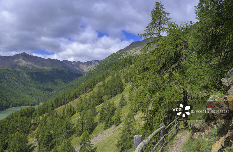 通往意大利南蒂罗尔菲纳尔霍夫的徒步小径图片素材