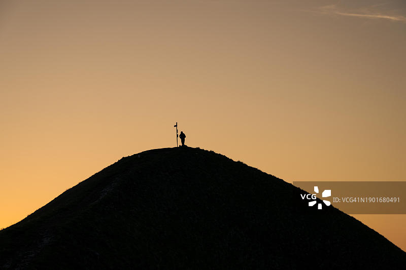 瑞士伯尔尼高地山脊上的登山者图片素材