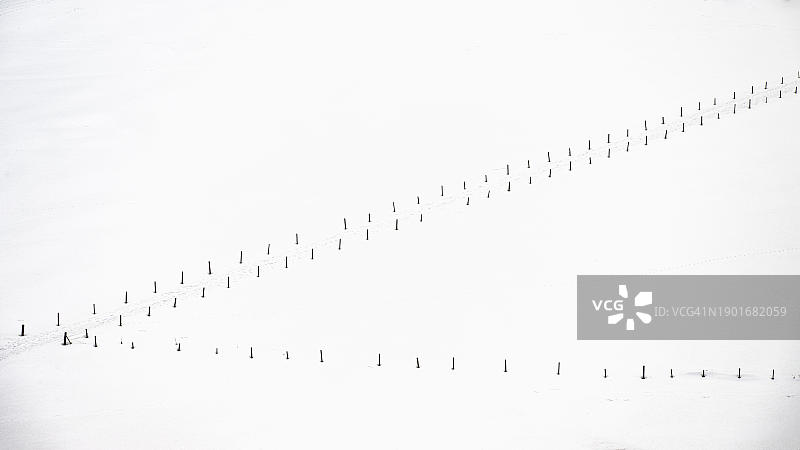 雪原上的木杆，位于奥地利克莱恩瓦尔斯谷图片素材