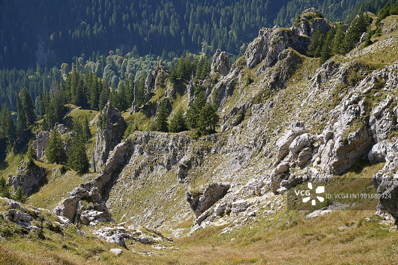 格罗斯·克拉姆斯皮茨峰、林德霍夫宫、格拉斯旺山谷、阿默高阿尔卑斯山、上巴伐利亚、巴伐利亚、德国、欧洲附近的山区景观图片素材