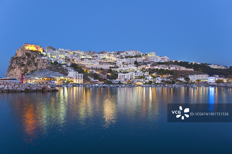 意大利普利亚佩斯基奇镇黄昏景色图片素材