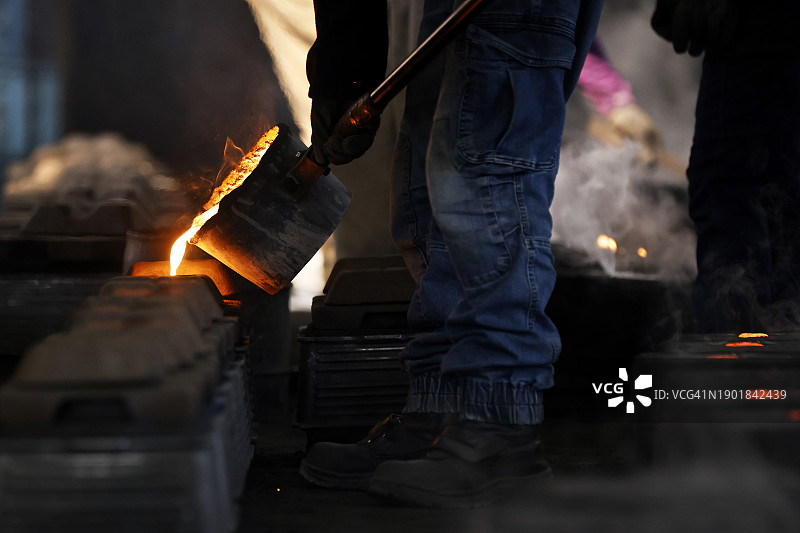 工人将铁水倒入模具图片素材