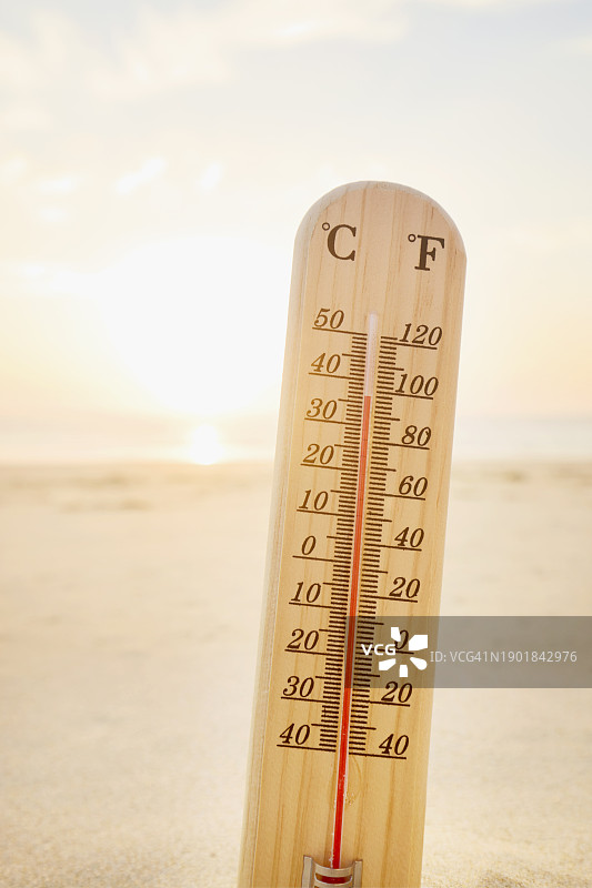 沙滩上的温度计图片素材