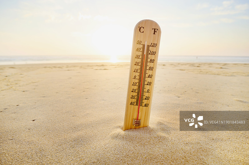 沙滩上的温度计图片素材