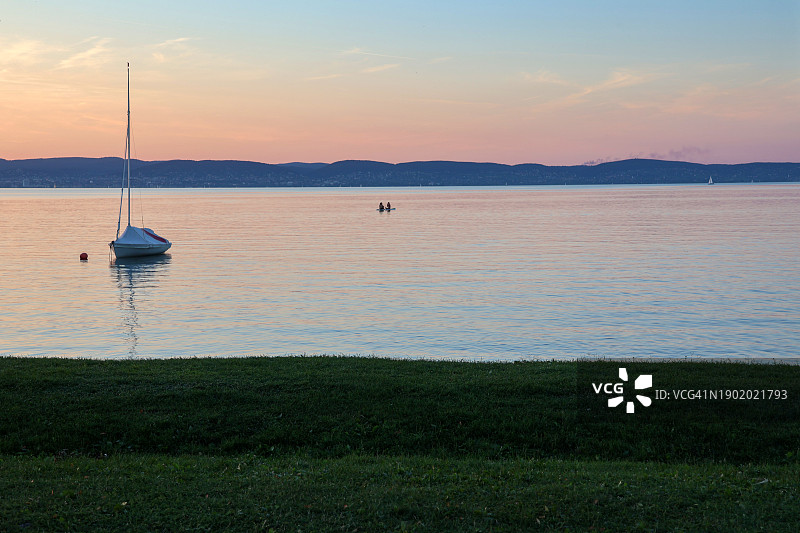 巴拉顿湖日落天空和草地海滩与小帆船图片素材