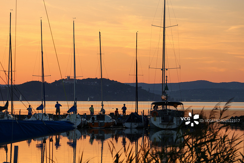 巴拉顿湖日落时分的帆船与蒂豪尼修道院图片素材