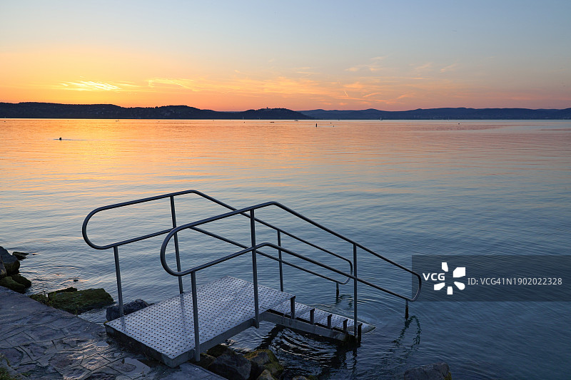 巴拉顿湖日落码头楼梯侧面图图片素材