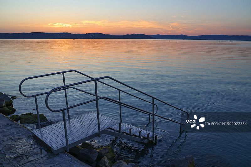 日落时分的巴拉顿湖码头阶梯6图片素材