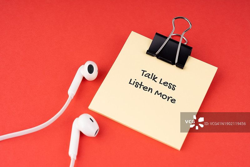 耳机和黄色便利贴，文字少说多听图片素材