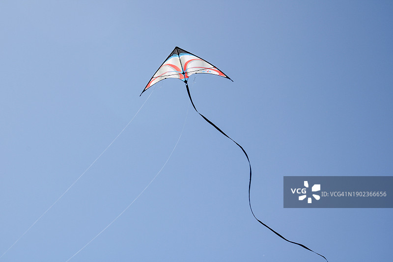 仰视在蔚蓝天空飞舞的风筝图片素材