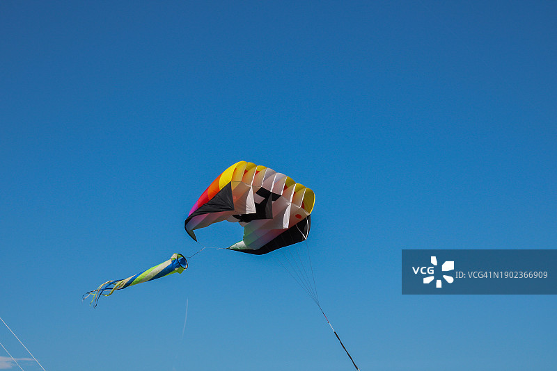 风筝在蔚蓝天空飞舞的低角度视图图片素材