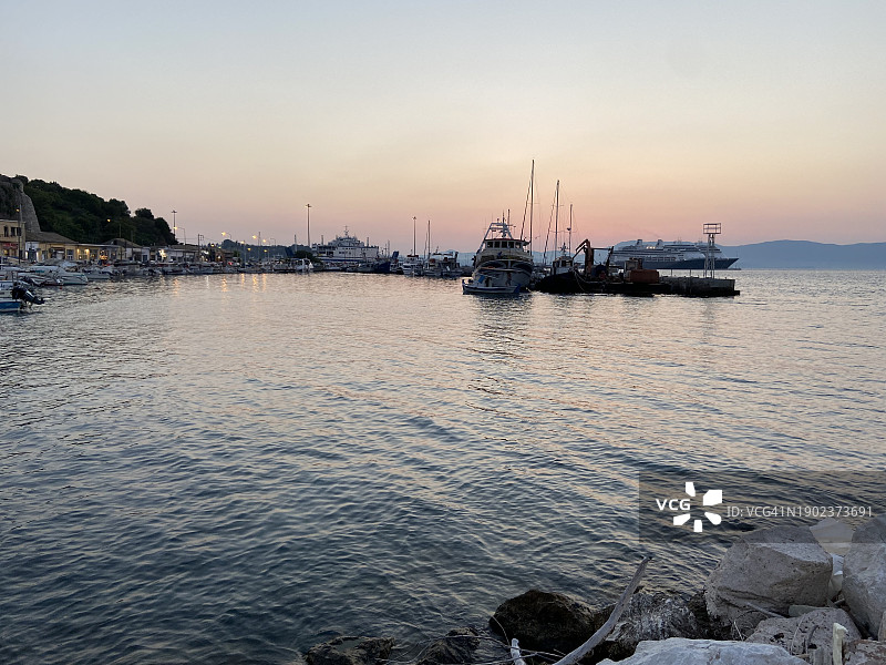 日落时大海对着晴空的美景图片素材