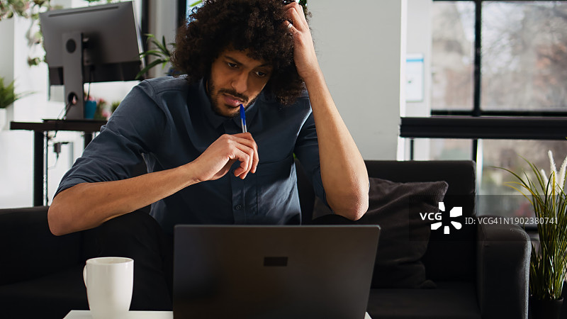 年轻人在家工作图片素材