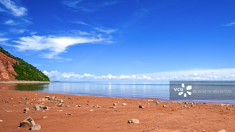 蓝天映衬下的海滩美景图片素材