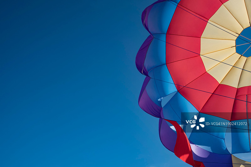 埃及蓝天下的热气球仰视视角图片素材