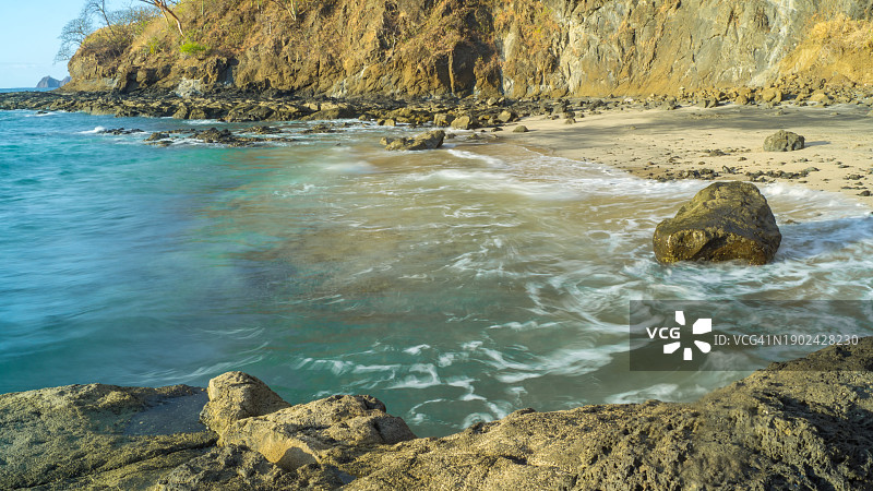 金色光芒照耀下的美丽海滩日落图片素材