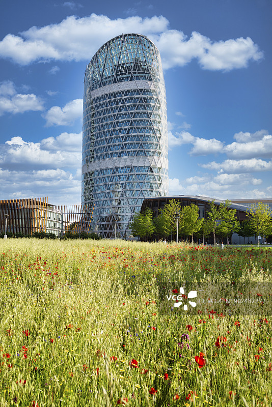 意大利米兰新门商业区的花朵和摩天大楼图片素材