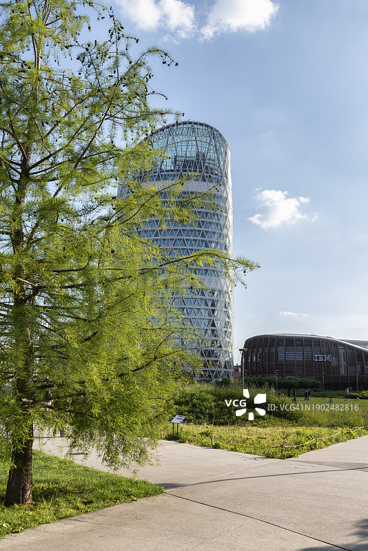 米兰公园里的摩天大楼图片素材