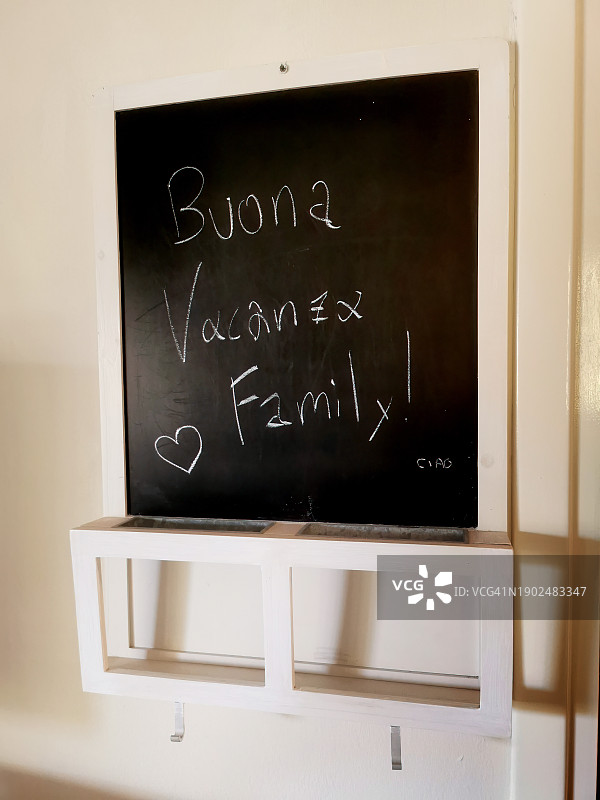写有“在意大利度过美好假期”字样的黑板图片素材