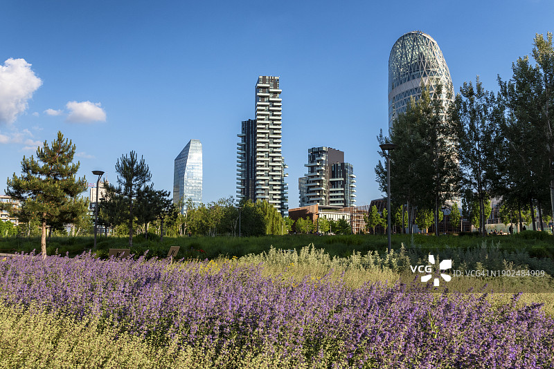 意大利米兰新门商业区的花朵和摩天大楼图片素材