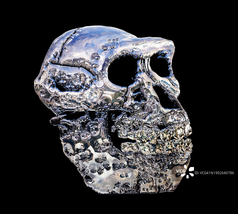 黑色背景上的银色金属骷髅或人脸面具图片素材