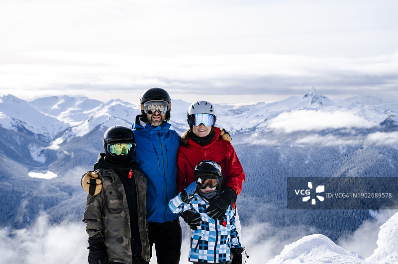全家在度假村滑雪，肖像照图片素材