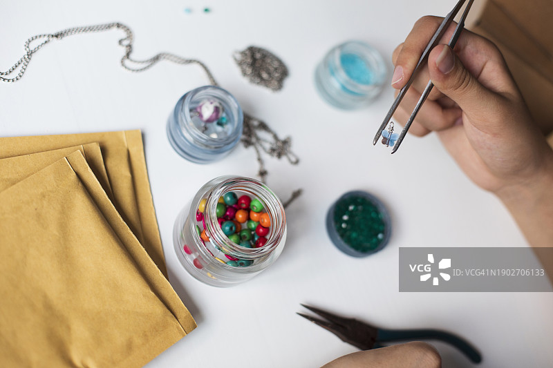 年轻女人制作手工珠宝图片素材