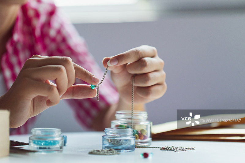 年轻女人制作手工珠宝图片素材