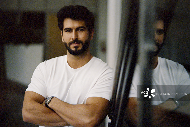 年轻男子肖像 - 35毫米胶片拍摄，数码扫描图片素材