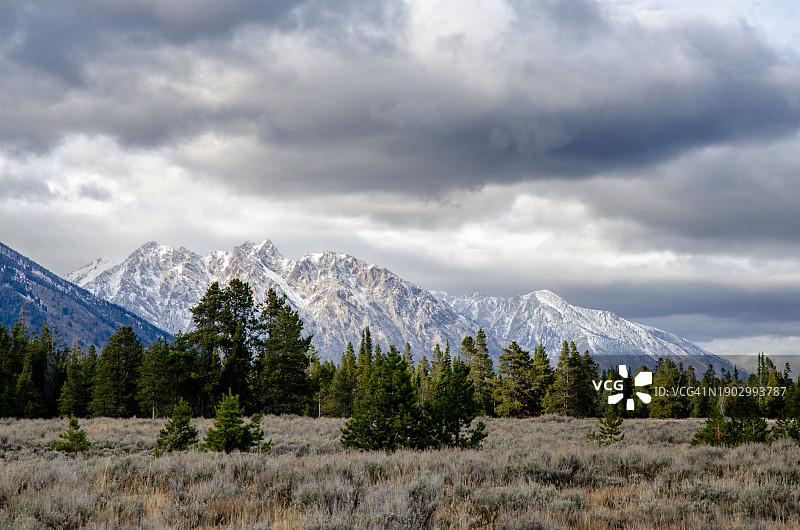 美国怀俄明州大提顿国家公园提顿山脉的壮丽山峰图片素材