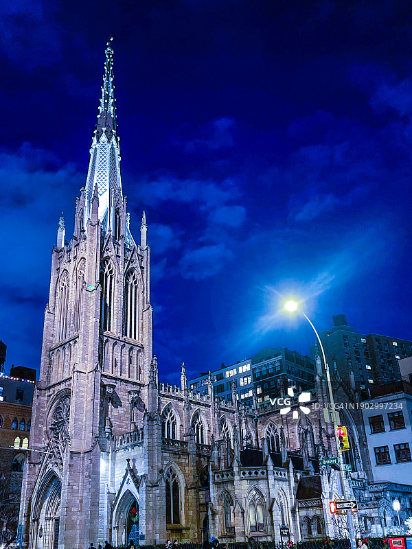 纽约市：黄昏时分的尖顶教堂图片素材