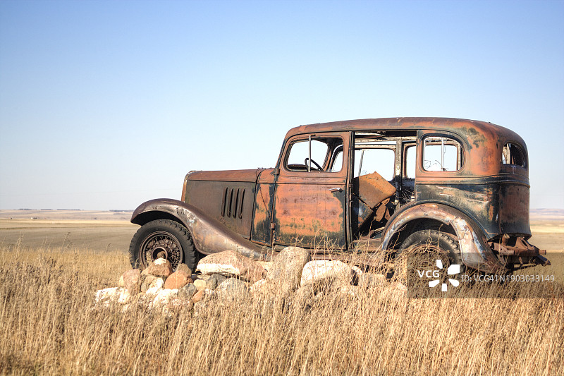 生锈旧汽车残骸图片素材