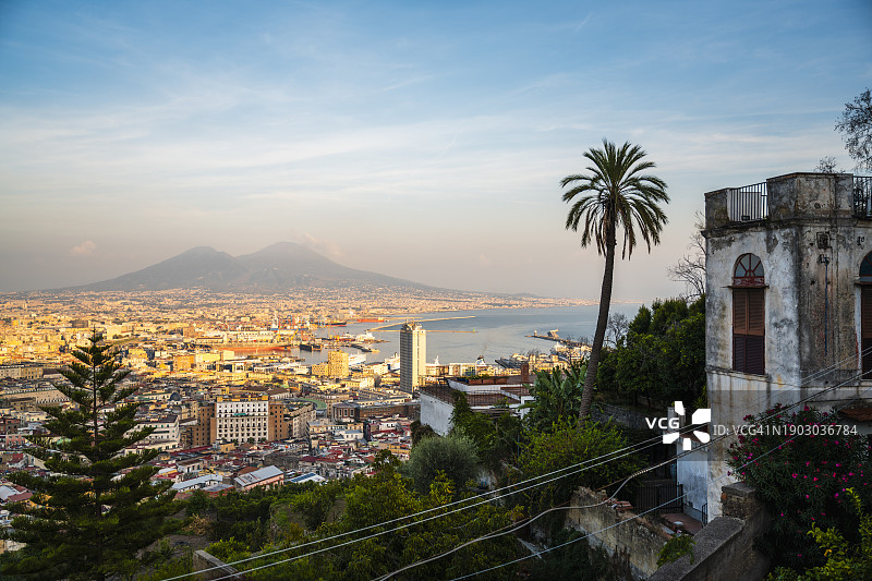 意大利那不勒斯城市风光和维苏威火山图片素材