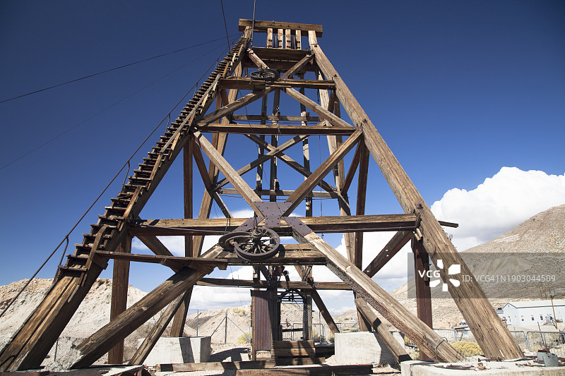 复古矿井提升机图片素材