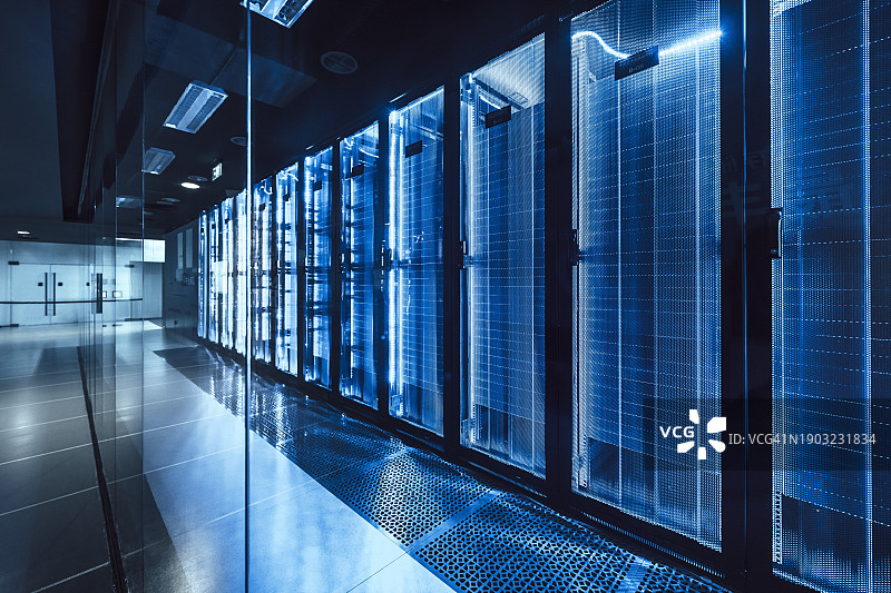 带有服务器机架的高科技数据中心图片素材