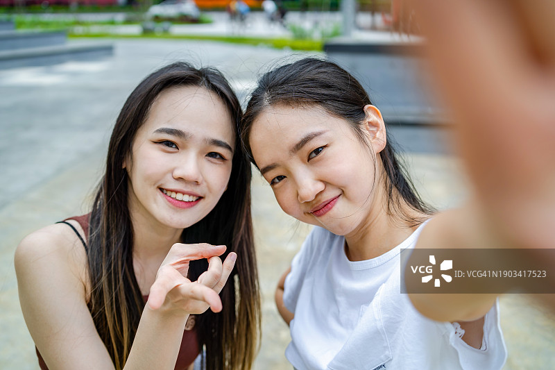 在城市广场自拍的时尚情侣图片素材