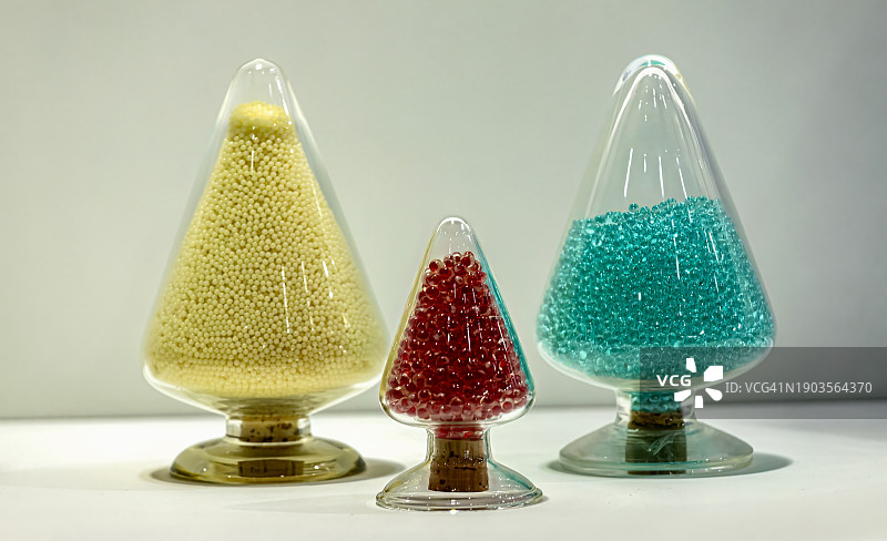 瓶装各种药丸、胶囊、维生素、Omega 3鱼油和膳食补充剂图片素材