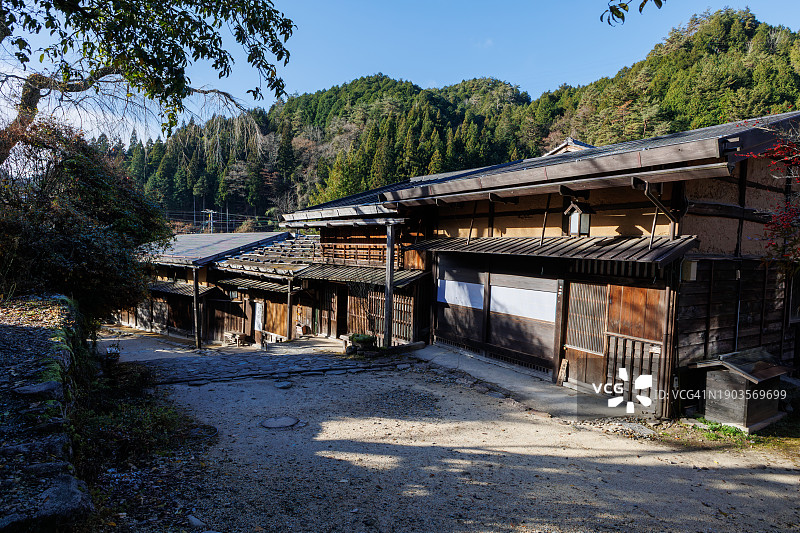 日本妻笼宿中山道旁的旧木屋图片素材
