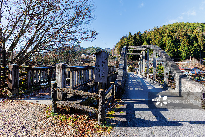 日本长野妻笼宿河流石桥图片素材