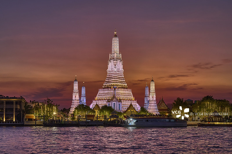曼谷郑王庙日落与灯光图片素材