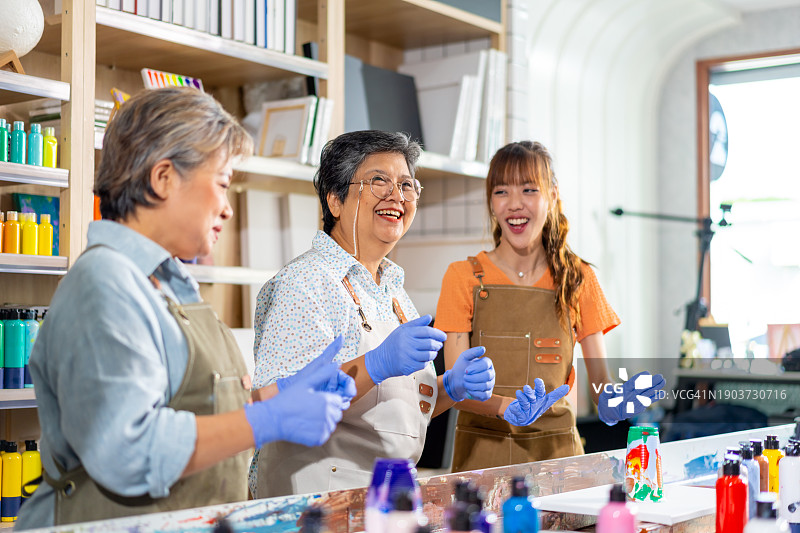 4K亚洲老年群体共同学习丙烯倒流艺术图片素材