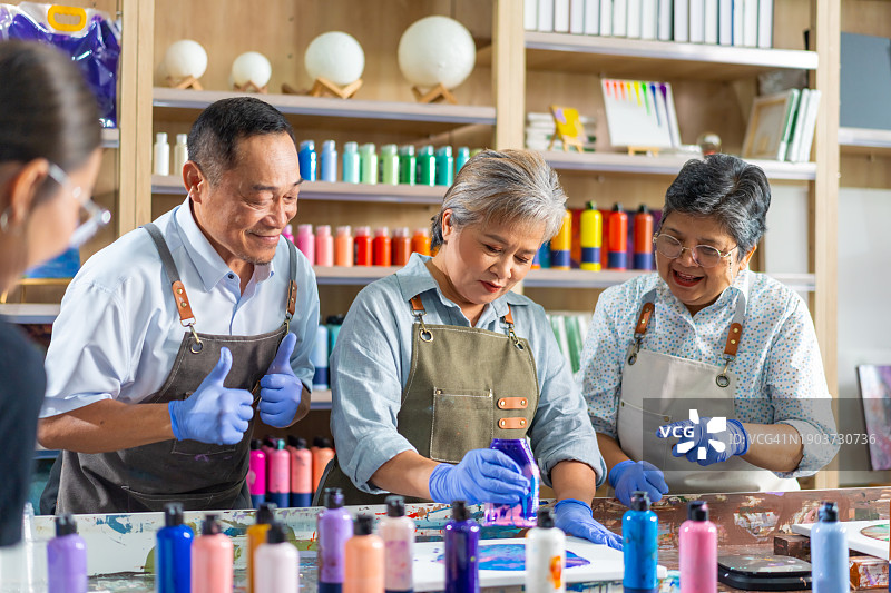 4K亚洲老年群体共同学习丙烯倒流艺术图片素材
